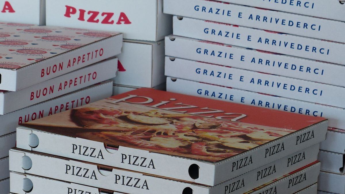 New York pizza shop puts pictures of shelter dogs on pizza boxes to get