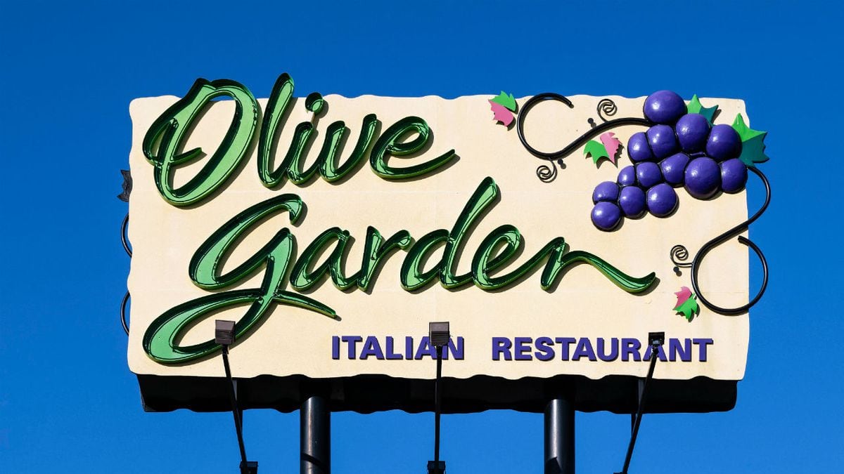Olive Garden server wows patrons with his rendition of ‘Happy Birthday’